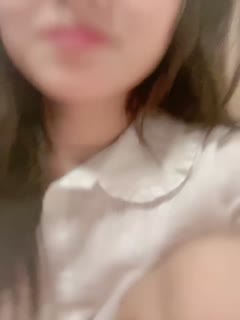 小小年纪傲人胸部露脸美少女独自在家露脸自慰掰穴，美甲手指掰穴白浆渗出，